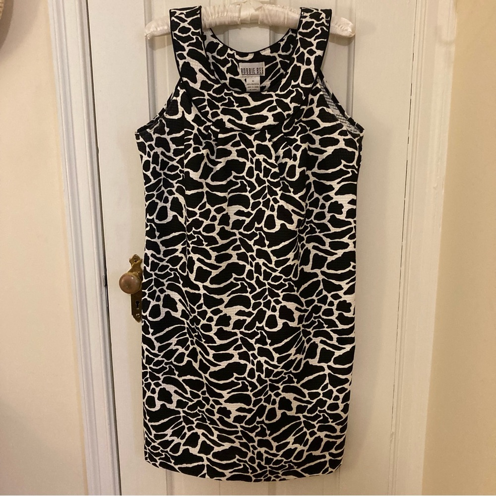 Black and white sheath dress with major 1960’s vibe